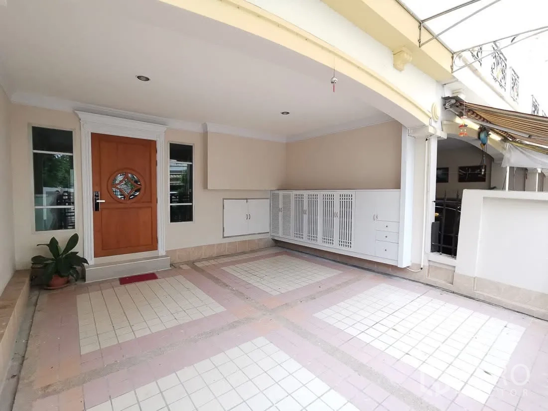 联排别墅 for rent in Yan Nawa, Bangkok - 有顶车棚与入户门廊，木门及储物柜。