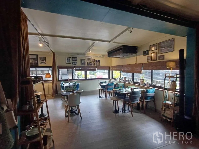 พื้นที่ขายปลีก ให้เช่าในWatthana, Bangkok - มุมรับประทานอาหารติดหน้าต่างรอบด้านและรูปภาพตกแต่งผนัง