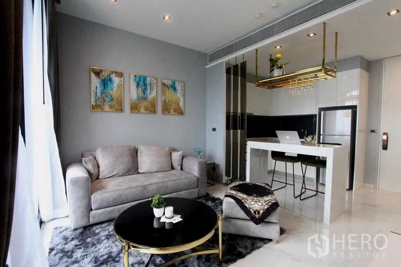 Condominium for rent in Bangkok - Bright living space with sofa set, round coffee table and island kitchen.