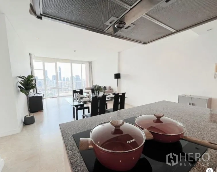 คอนโด ขายในWatthana, Bangkok - ครัวแบบเปิดพร้อมไอส์แลนด์ มองไปยังพื้นที่รับประทานอาหารและนั่งเล่น วิวเส้นขอบฟ้าเมือง