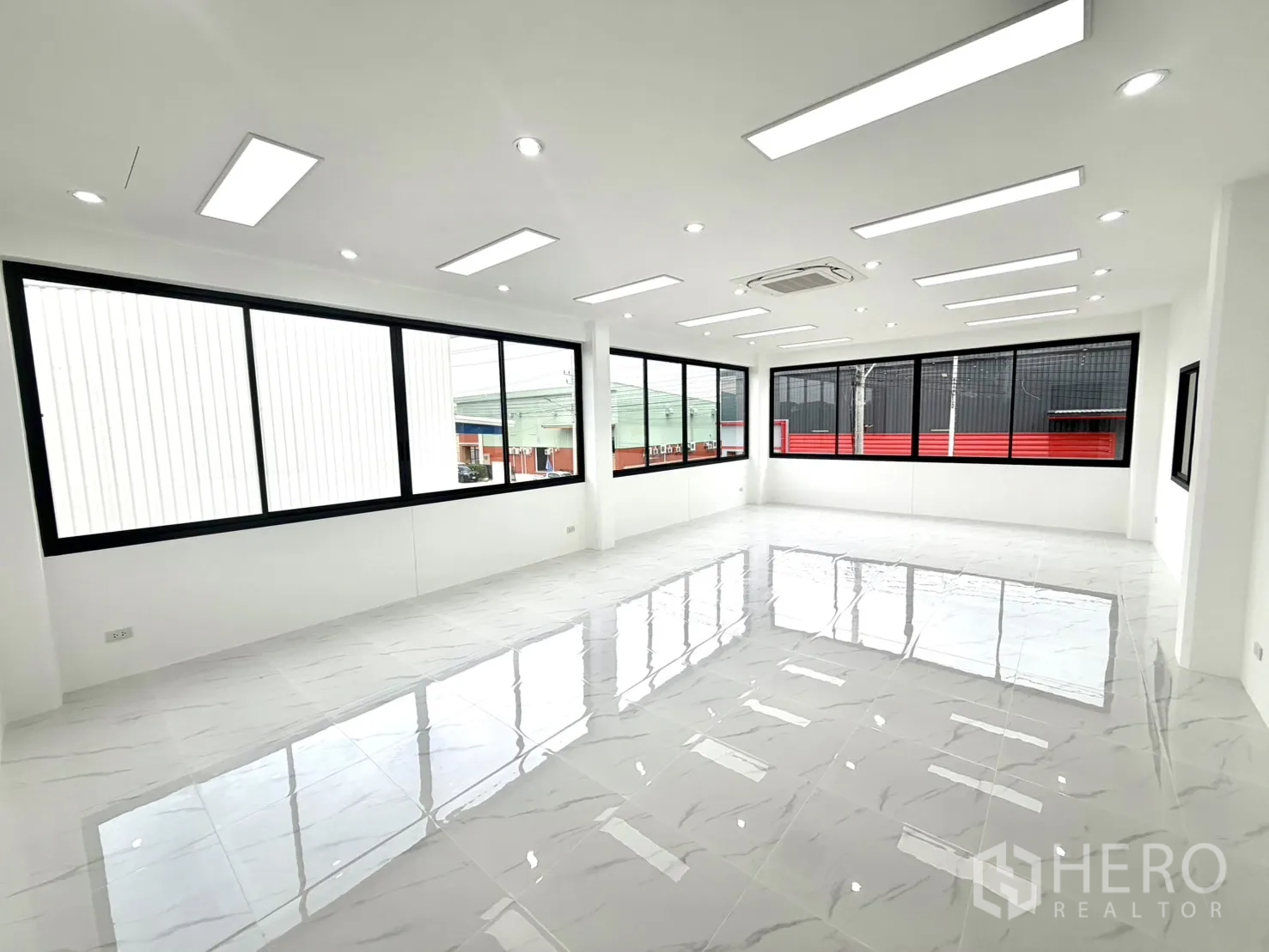 Factory for rent or sale in Lam Luk Ka, Pathum Thani - Large corner office with panoramic windows and LED lighting.
