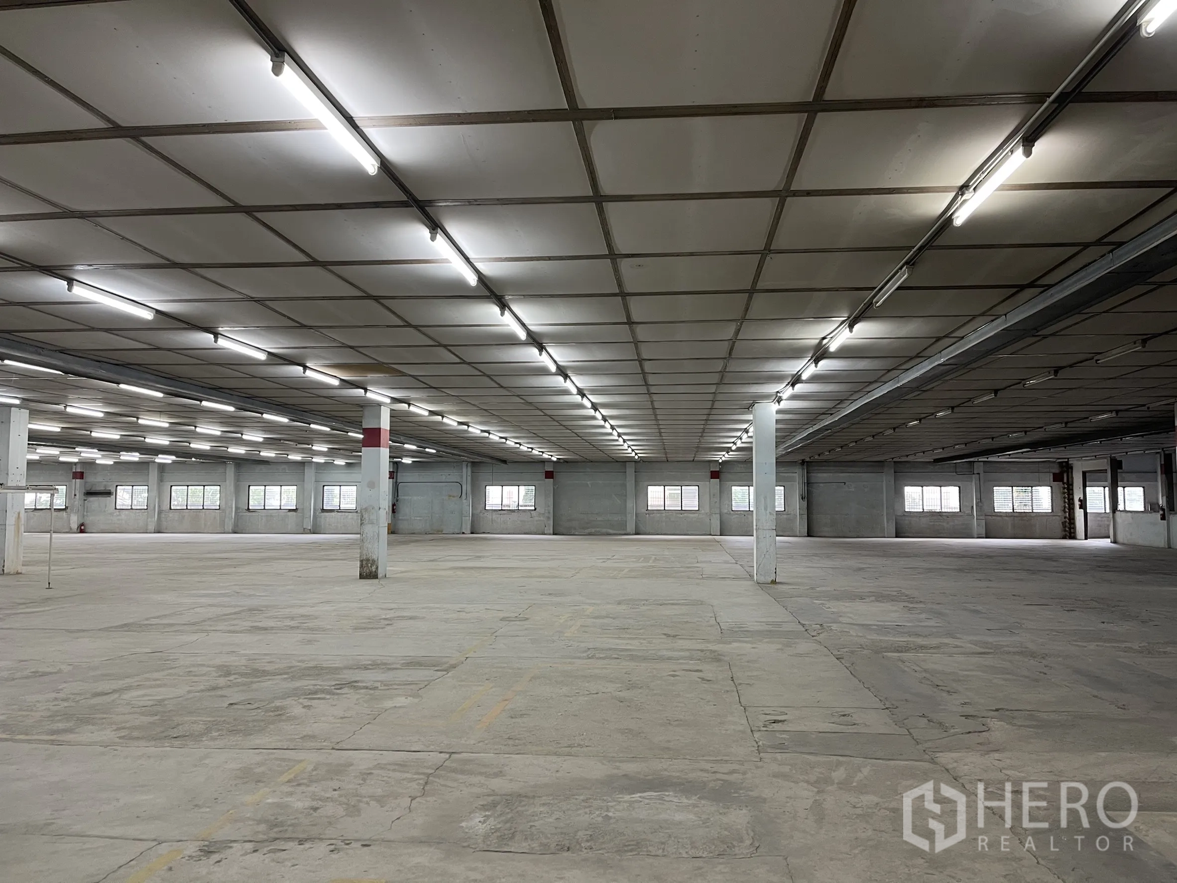 工厂 出租在Phra Samut Chedi, Samut Prakan - 大型室内工业大厅，灯带成行，立柱分布均匀，视野开阔。