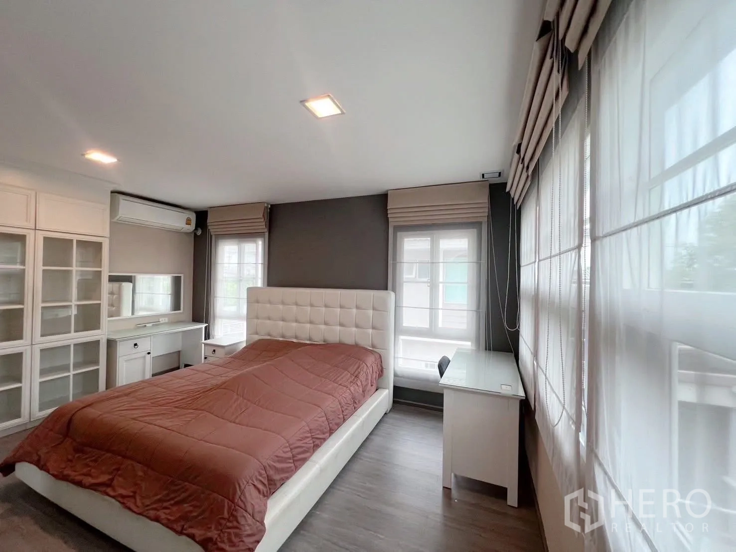 独立式住宅 出租或出售在Bang Phli, Samut Prakan - 主卧角落，窗边书桌