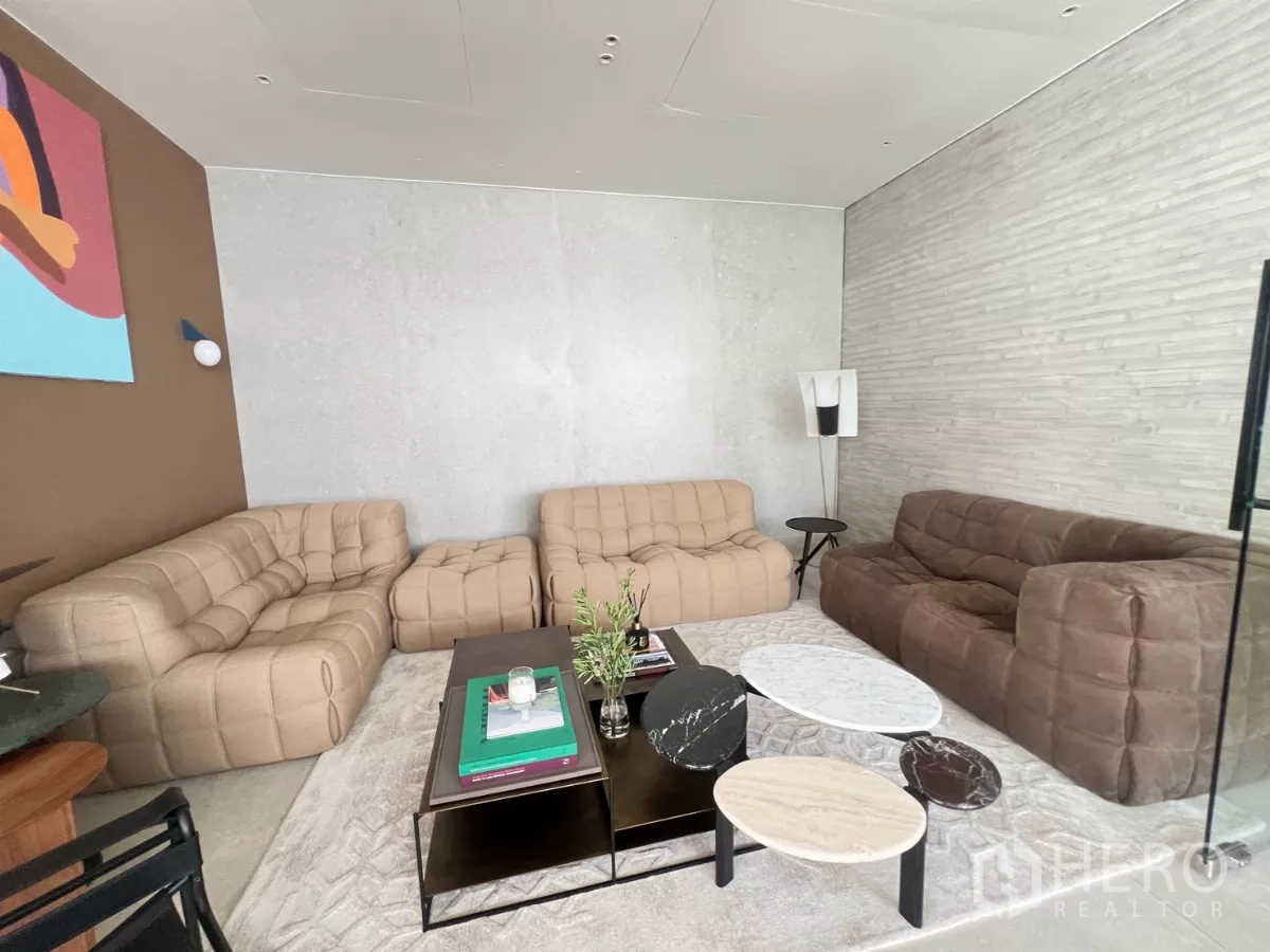 零售空间 出租 - 另一视角的沙发展示区，中性色座椅。