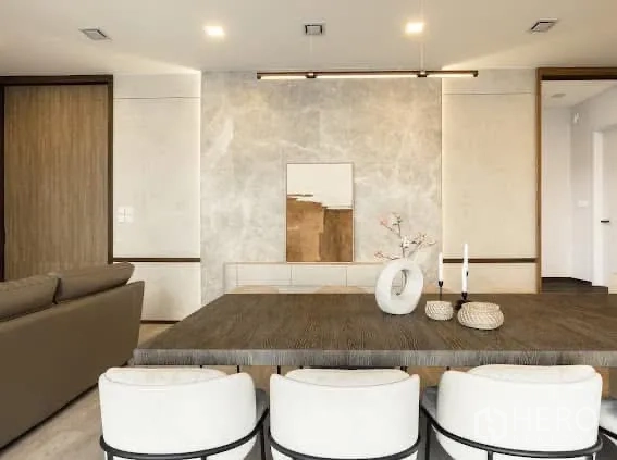 独栋房屋 for rent or sale in Saphan Sung, Bangkok - 开放式餐区面向质感特色墙并衔接客厅座位。