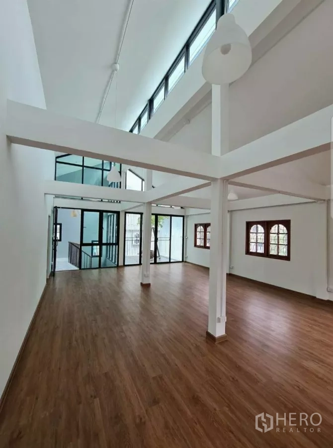 สำนักงานที่บ้าน ให้เช่าในLat Phrao, Bangkok - พื้นที่เปิดชั้นบนเชื่อมโถงกระจกและระเบียง ปูพื้นไม้ตลอด
