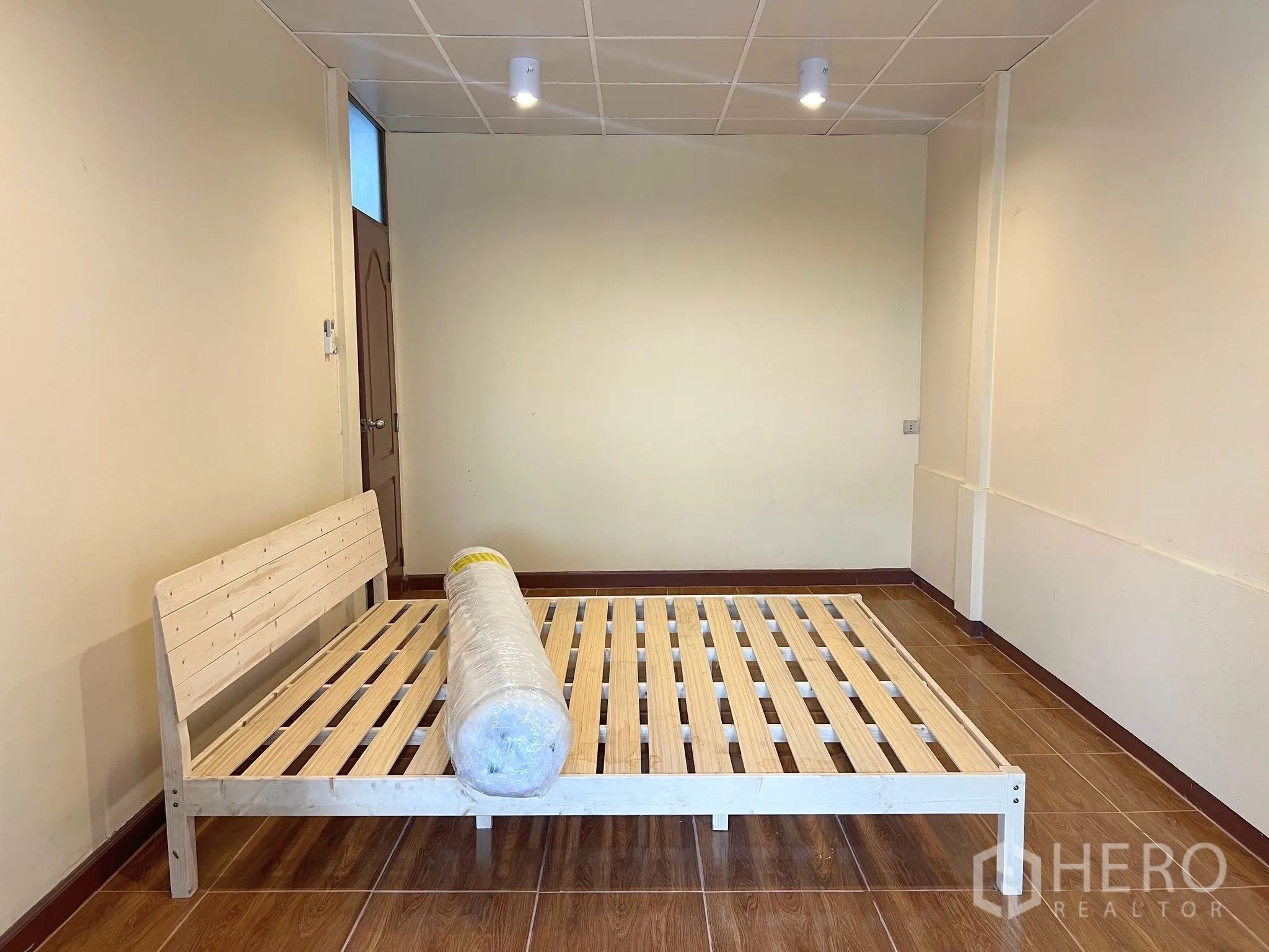 ทาวน์เฮาส์ ให้เช่า - ห้องนอนกว้าง พื้นไม้ พร้อมเตียงโครงไม้เรียบง่าย