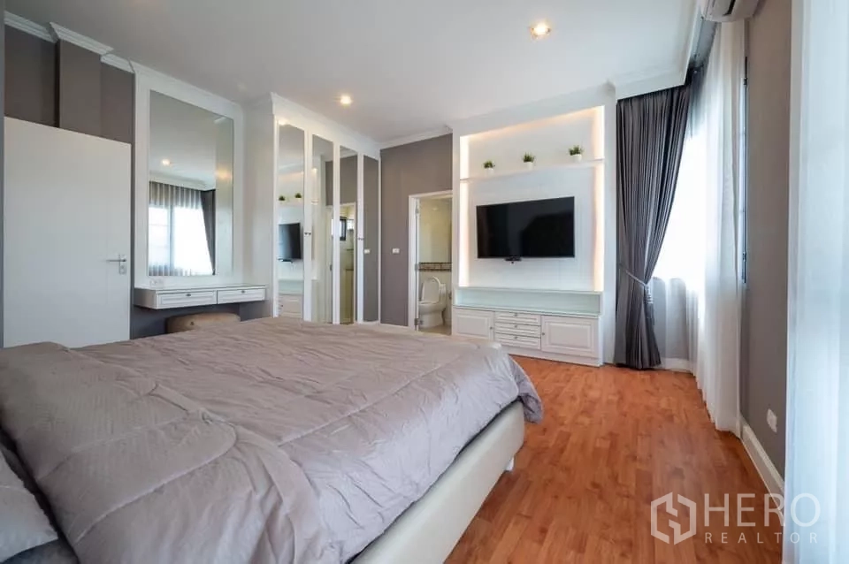 บ้าน ให้เช่าในPrawet, Bangkok - ห้องนอนหลักพร้อมผนังทีวี โต๊ะเครื่องแป้ง และห้องน้ำในตัว