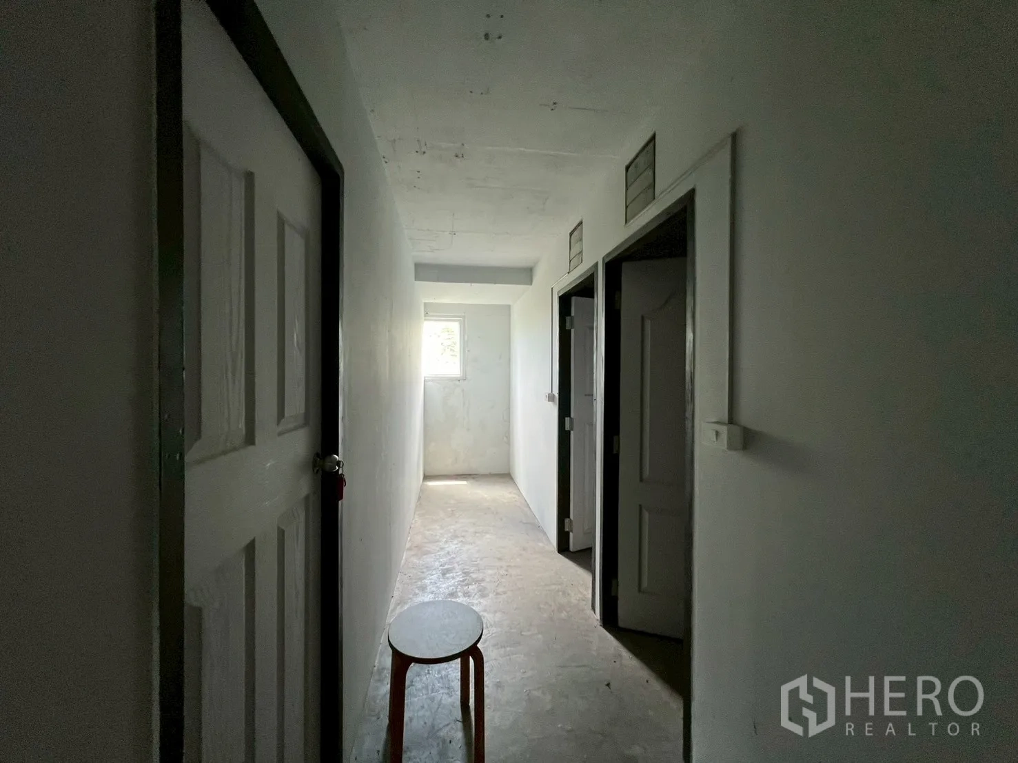 Shophouse for rent - Hallway with several room doors on the accommodation level.