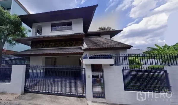 独立式住宅 出租在Watthana, Bangkok - 曼谷瓦他那区带围栏的独栋住宅外观，泰式屋顶。