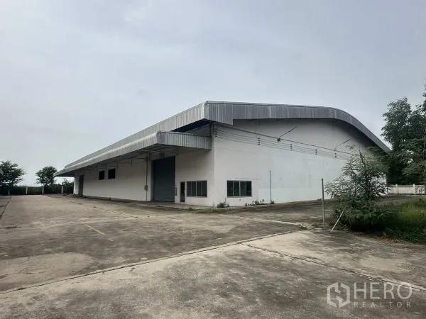 货栈 出租在Phra Nakhon Si Ayutthaya - 旺诺伊大城府独栋仓库外观，弧形金属屋顶与宽阔混凝土场地。