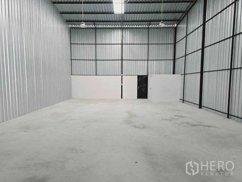 คลังสินค้า ให้เช่าในKhlong Toei, Bangkok - ภายในโกดังโล่ง ผนังเมทัลชีท เพดานสูง พื้นคอนกรีต และโคมไฟแขวน