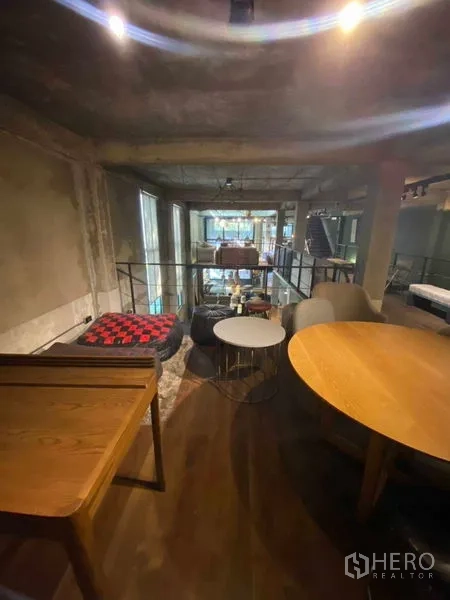 Retail Space for rent in Bang Na, Bangkok - Mezzanine nook with tables overlooking the open atrium