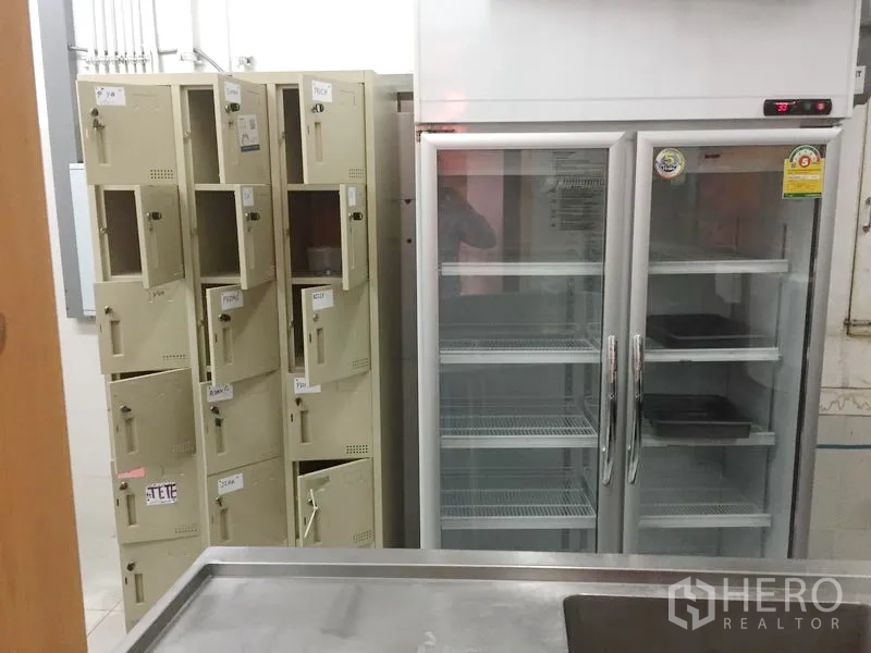 零售空间 出租在Khlong Toei, Bangkok - 后勤区配员工储物柜及双开门商用冷柜。