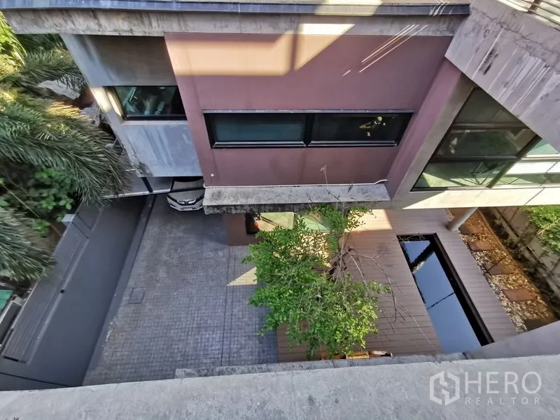 Home Office for sale in Wang Thonglang, Bangkok - Bird’s-eye view of paved driveway, tree and narrow water feature in the courtyard.