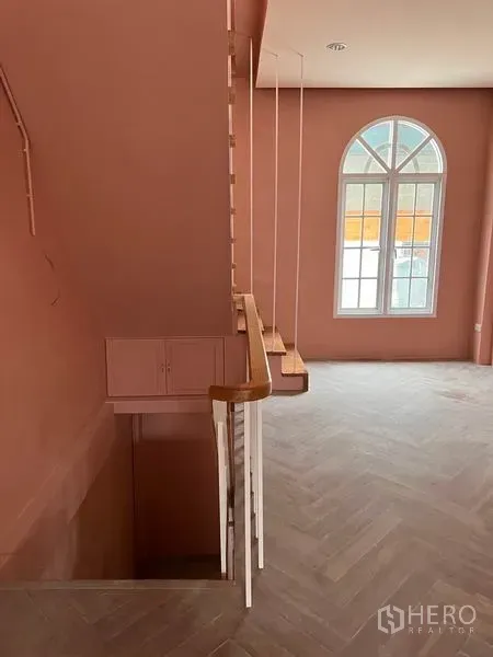 อาคารพาณิชย์ ให้เช่าหรือขายในWatthana, Bangkok - ภายในอาคารพาณิชย์โทนพาสเทล พื้นลายก้างปลา บันไดไม้และหน้าต่างโค้ง