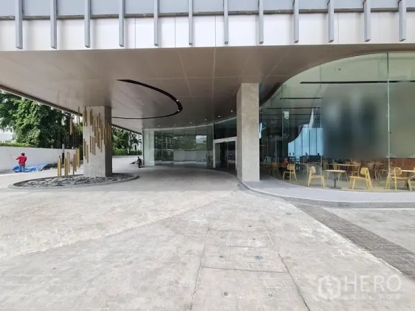 零售空间 出租 - 建筑主入口处设宽大雨棚、咖啡座与车道