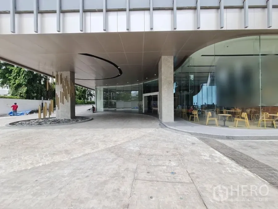 พื้นที่ขายปลีก ให้เช่า - ทางเข้าอาคารมีหลังคาขนาดใหญ่ คาเฟ่และทางขับรถวนหน้าอาคาร