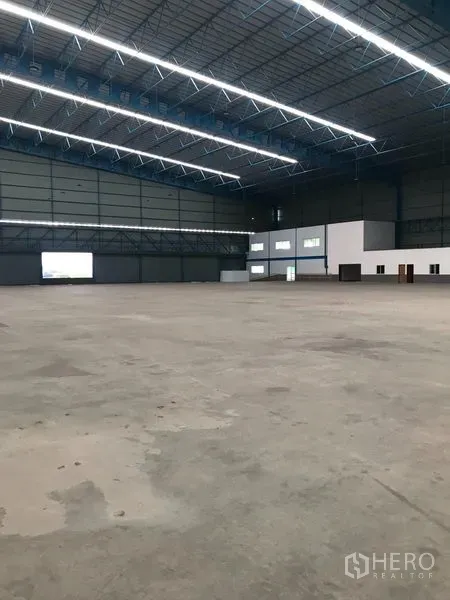 คลังสินค้า ให้เช่าในSamut Prakan - พื้นที่ภายในโกดังกว้าง เพดานสูง โครงถักเหล็ก ไฟ LED สว่าง และพื้นคอนกรีต