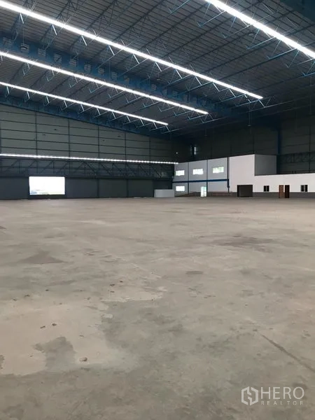 คลังสินค้า ให้เช่าในSamut Prakan - พื้นที่ภายในโกดังกว้าง เพดานสูง โครงถักเหล็ก ไฟ LED สว่าง และพื้นคอนกรีต
