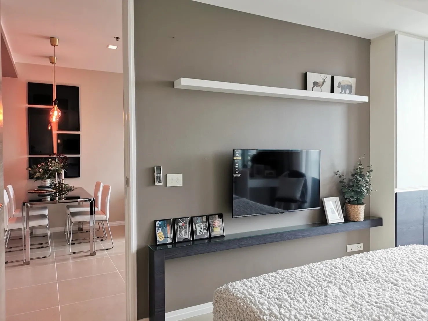 คอนโด ให้เช่าหรือขายในKhlong San, Bangkok - ผนังทีวีในห้องนอนพร้อมชั้นวาง มองไปยังพื้นที่ทานอาหาร