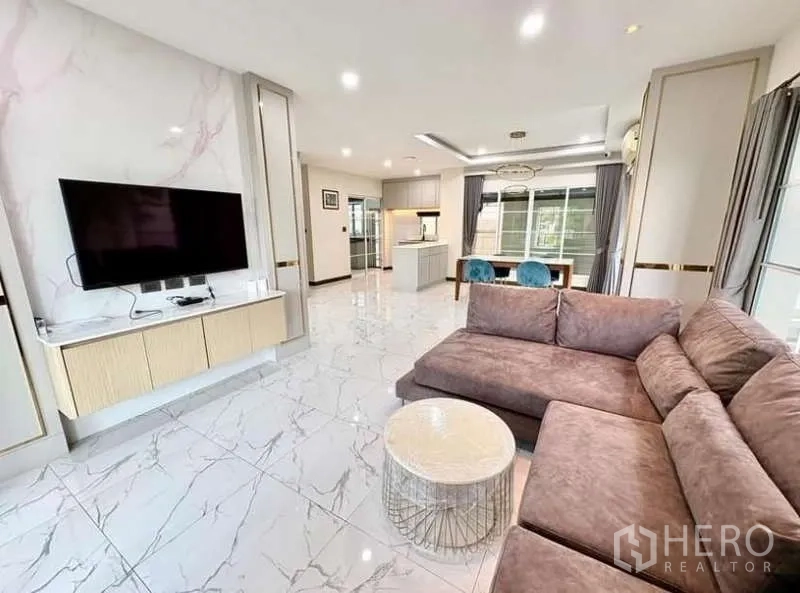 Detached House for rent in Phasi Charoen, Bangkok - Living and dining area with marble-look floors and built-in TV wall.