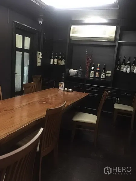 零售空间 出租在Khlong Toei, Bangkok - 私享包间，长木桌与椅子，壁柜置物并配空调。