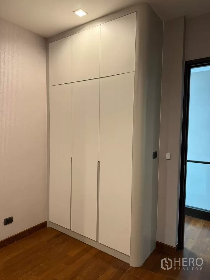 独立式住宅 出租在Bang Phli, Samut Prakan - 卧室角落的通顶白色嵌入式衣柜