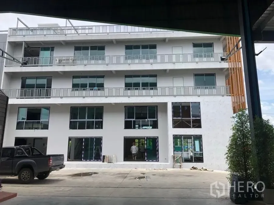 พื้นที่ขายปลีก ให้เช่าในLat Krabang, Bangkok - อาคารพาณิชย์สี่ชั้นพร้อมผนังกระจกและระเบียงในเขตลาดกระบัง กรุงเทพฯ