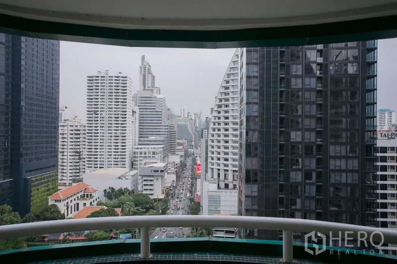 คอนโด ให้เช่าหรือขายในWatthana, Bangkok - ระเบียงมีหลังคา มองเห็นสกายไลน์อโศกและถนนสุขุมวิท