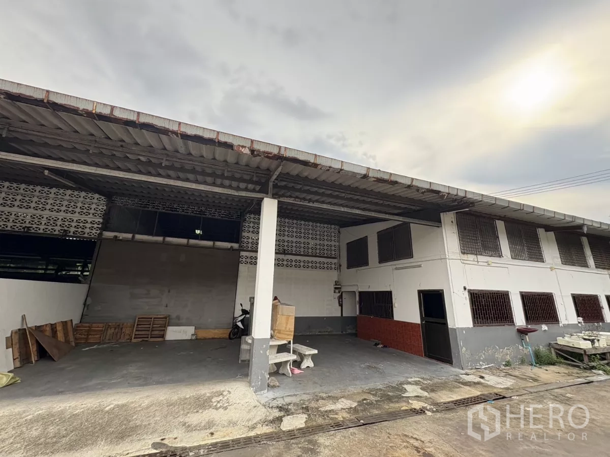คลังสินค้า ให้เช่าในMueang Samut Prakan, Samut Prakan - พื้นที่ลานโหลดพร้อมหลังคาและออฟฟิศ 2 ชั้นด้านหน้าโกดัง ในอำเภอเมืองสมุทรปราการ