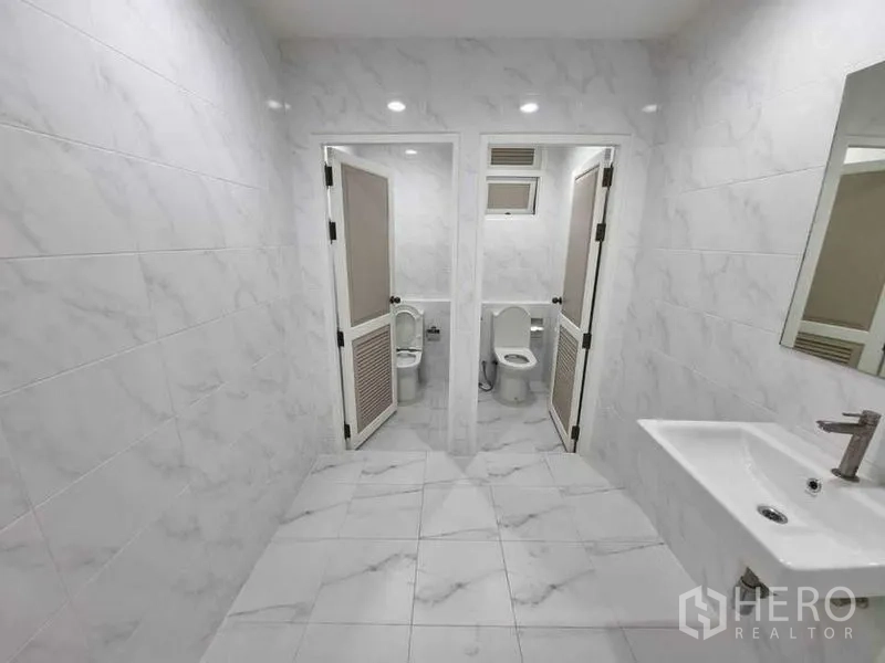 อาคารพาณิชย์ ให้เช่าในBang Rak, Bangkok - ห้องน้ำสว่าง กระเบื้องลายหินอ่อน มีห้องโถงสองห้องและอ่างล้างหน้า