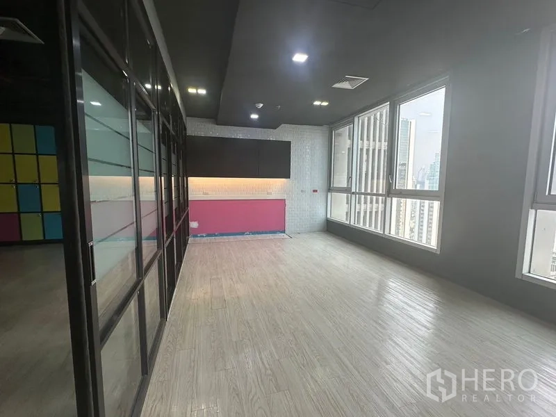 办公空间 出租在Bang Rak, Bangkok - 茶水间/小憩角，带柜体与转角窗城市景观