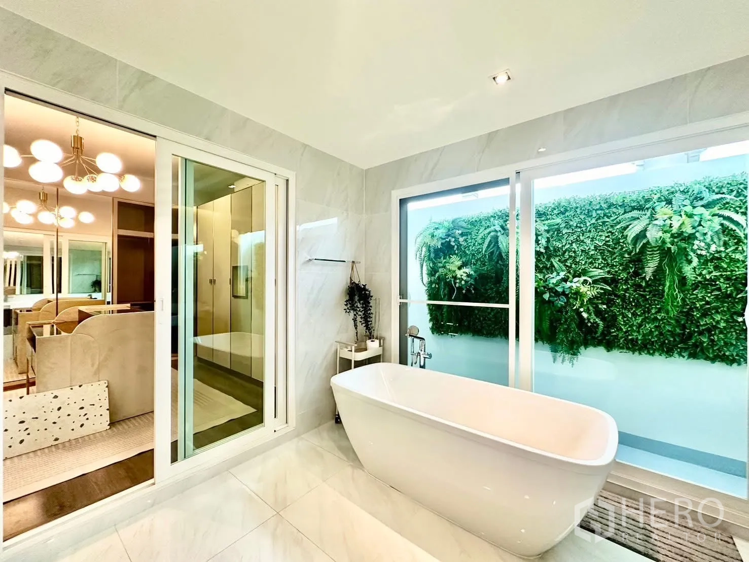 บ้านเดี่ยว for rent in Bang Phli, Samut Prakan - ห้องน้ำหรูพร้อมอ่างอาบน้ำแบบลอยตัว ประตูกระจกบานเลื่อนไปยังเลาจน์และผนังสวน.