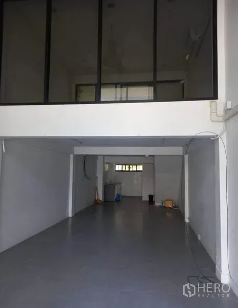 带办公室的家 出租在Chatuchak, Bangkok - 居家办公楼一层开放空间，挑高层高与夹层