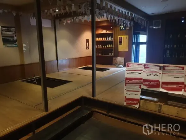 อาคารพาณิชย์ ให้เช่าในKhlong Toei, Bangkok - ชั้นบนพื้นที่ยกพื้นไม้สไตล์นั่งพื้น พร้อมชั้นวางและบาร์แสดงสินค้า