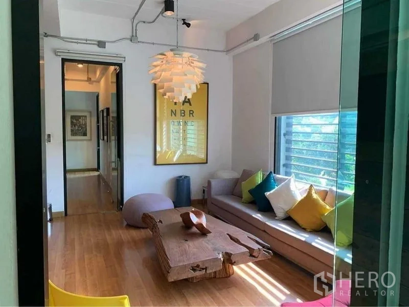 带办公室的家 出售在Wang Thonglang, Bangkok - 舒适会客室，沙发与彩色抱枕，大吊灯与原木茶几