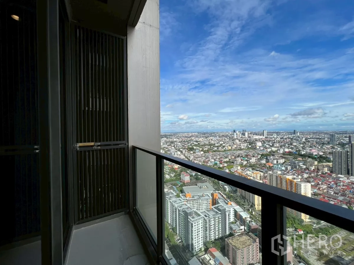 Condominium for rent in Phra Khanong, Bangkok - High-floor balcony with glass railing and sweeping skyline view.