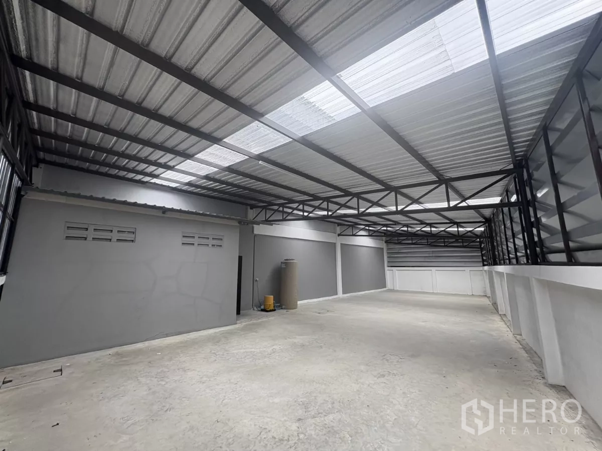 工厂 出租在Phra Samut Chedi, Samut Prakan - 长形有顶装卸或储存区，透明采光屋面板。