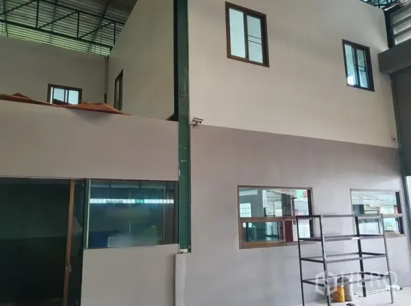 工厂 出租在Saphan Sung, Bangkok - 仓内两层办公室模块，设有多扇窗与临近货架。