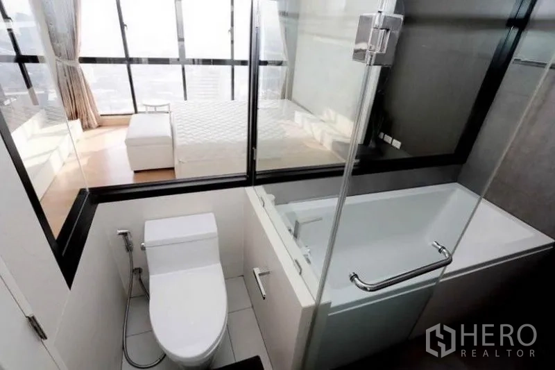 คอนโด ให้เช่าในKhlong San, Bangkok - ห้องน้ำมีอ่างอาบน้ำข้างฉากกระจก มองเห็นห้องนอน