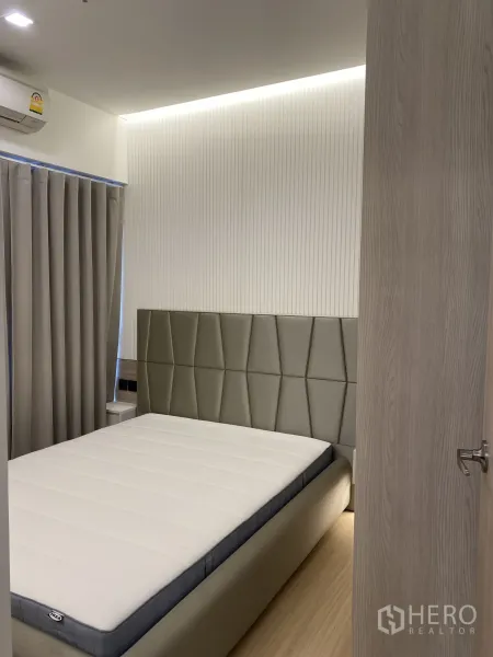 คอนโด ให้เช่าในPhra Khanong, Bangkok - ห้องนอนอบอุ่นเตียงบุหนัง ไฟซ่อนไฟ และผ้าม่านทึบแสง