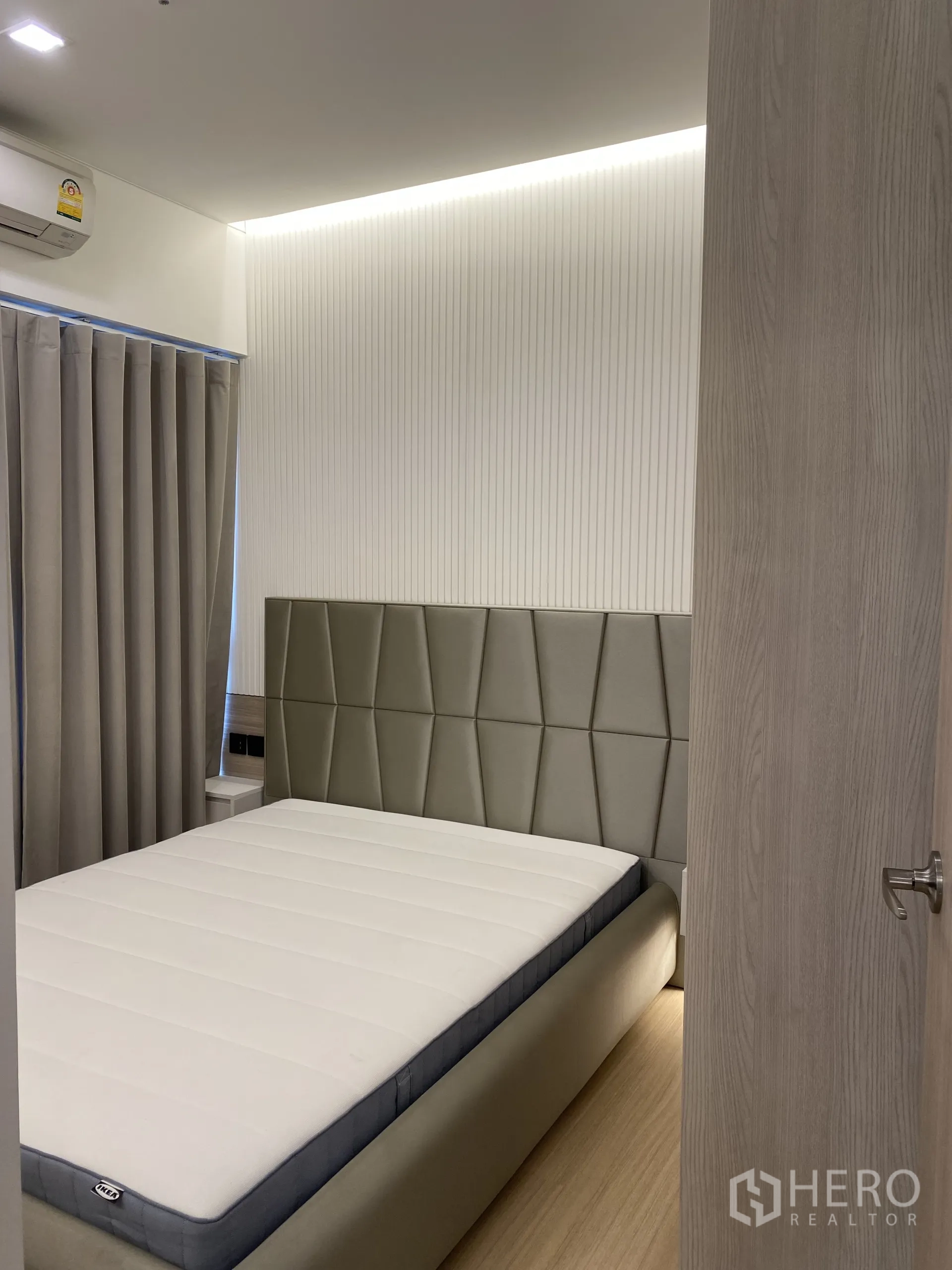 คอนโด ให้เช่าในPhra Khanong, Bangkok - ห้องนอนอบอุ่นเตียงบุหนัง ไฟซ่อนไฟ และผ้าม่านทึบแสง