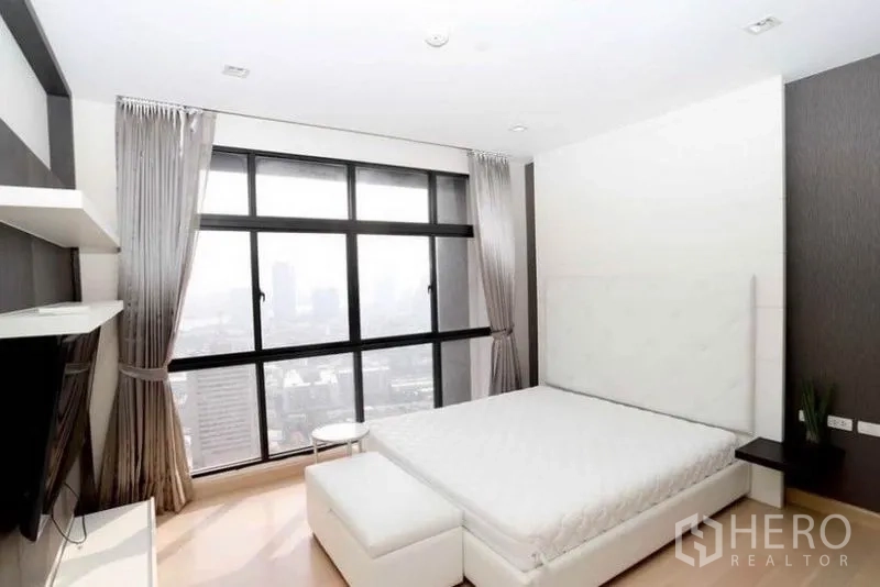 คอนโด ให้เช่าในKhlong San, Bangkok - ห้องนอนมาสเตอร์เตียงใหญ่ หน้าต่างสูงเต็มผนัง โทนเรียบหรู