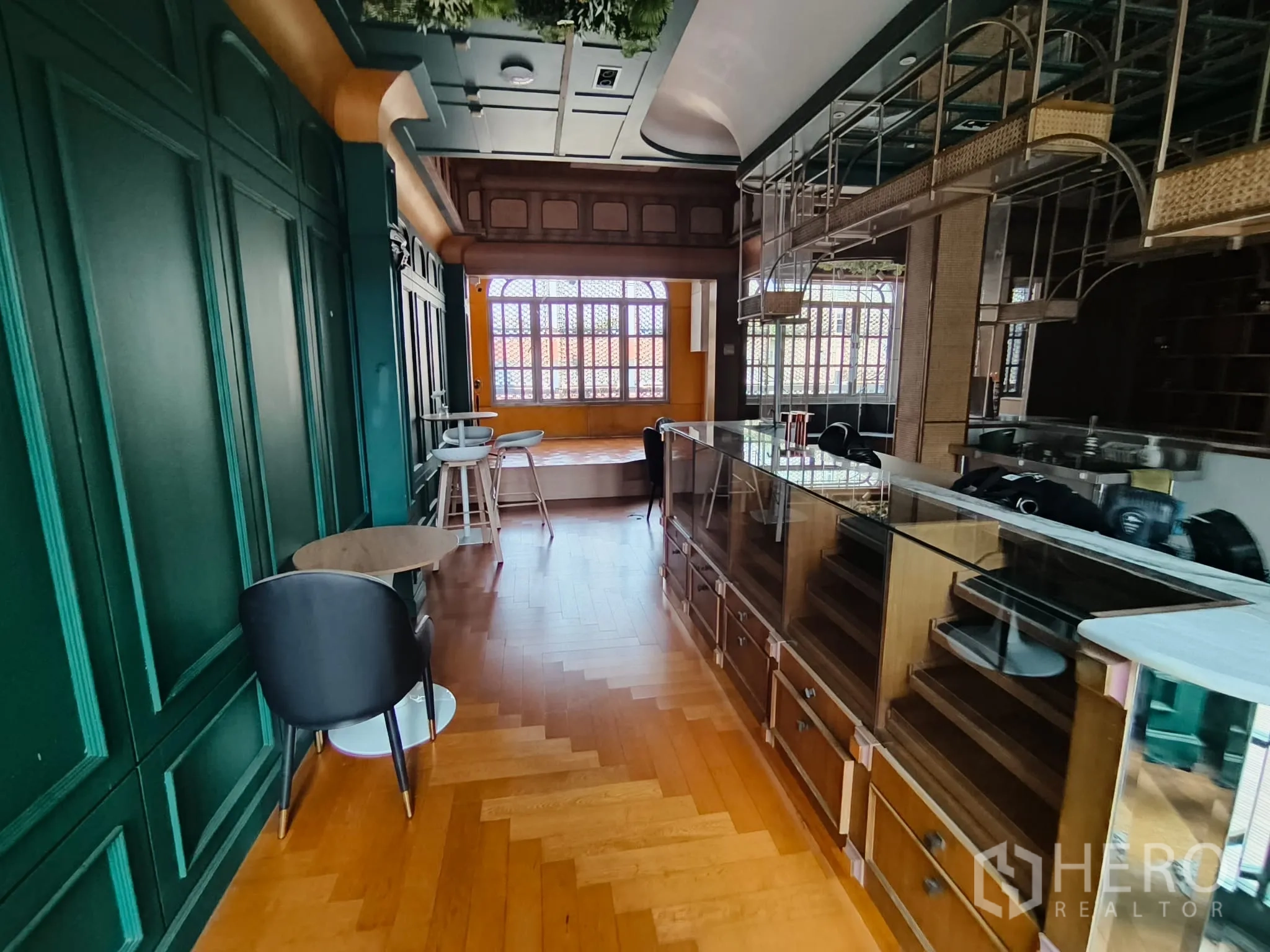 ตึกแถว for rent in Watthana, Bangkok - พื้นที่สไตล์บาร์ตกแต่งผนังสีเขียว เคาน์เตอร์โชว์ และพื้นไม้ลายก้างปลา.