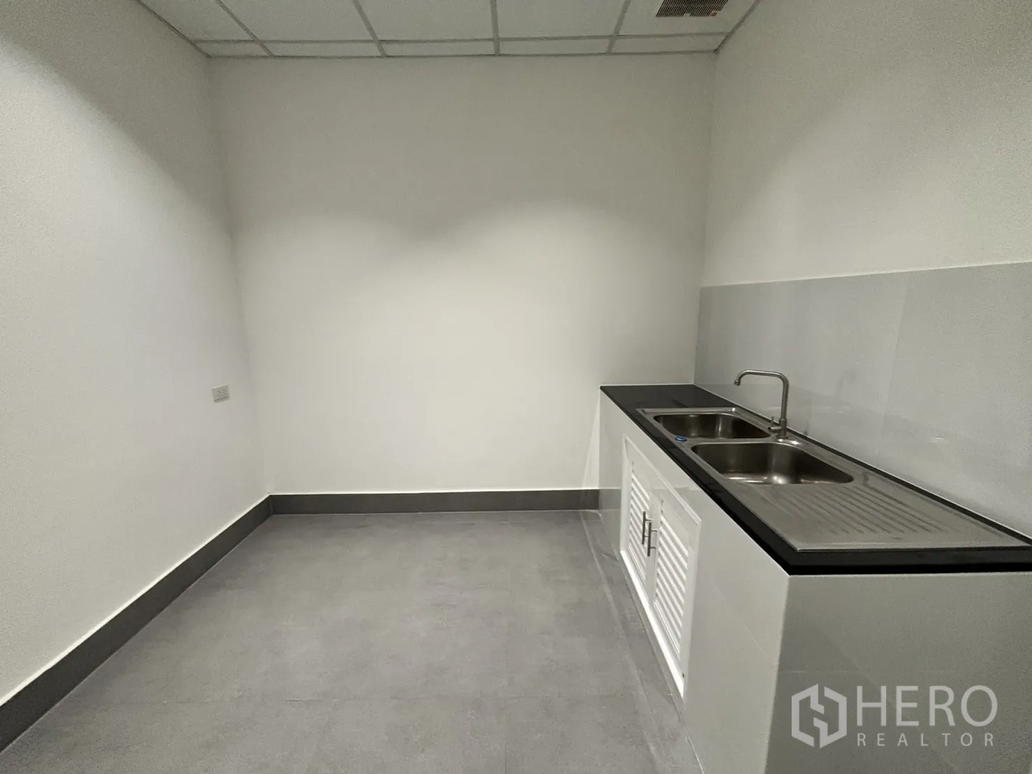 Office Space for rent in Huai Khwang, Bangkok - Pantry with double stainless-steel sinks and countertop.