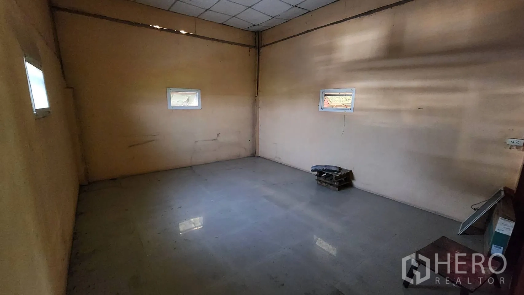 货栈 出租在Nonthaburi - 楼上小房间，瓷砖地面，双窗采光。