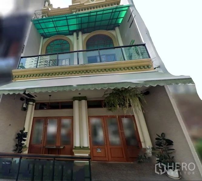 อาคารพาณิชย์ ให้เช่าในWatthana, Bangkok - ด้านหน้าอาคารพาณิชย์ติดถนน โชว์เสาคู่ หน้าต่างโค้ง ระเบียงกระจก และกันสาดกว้าง.