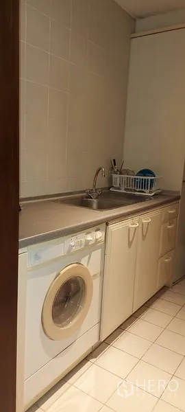 คอนโด ให้เช่าในSathon, Bangkok - มุมซักล้างพร้อมเครื่องซักผ้า อ่างล้าง และตู้เก็บของ