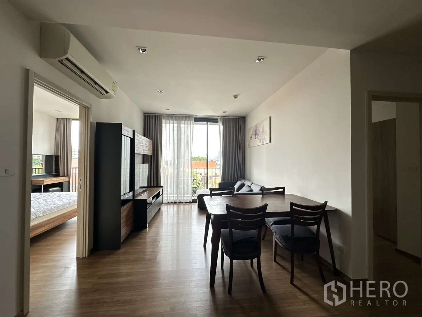 คอนโด for rent in Watthana, Bangkok - มุมรับประทานอาหารมองออกไปยังระเบียงและห้องนอนข้างเคียง